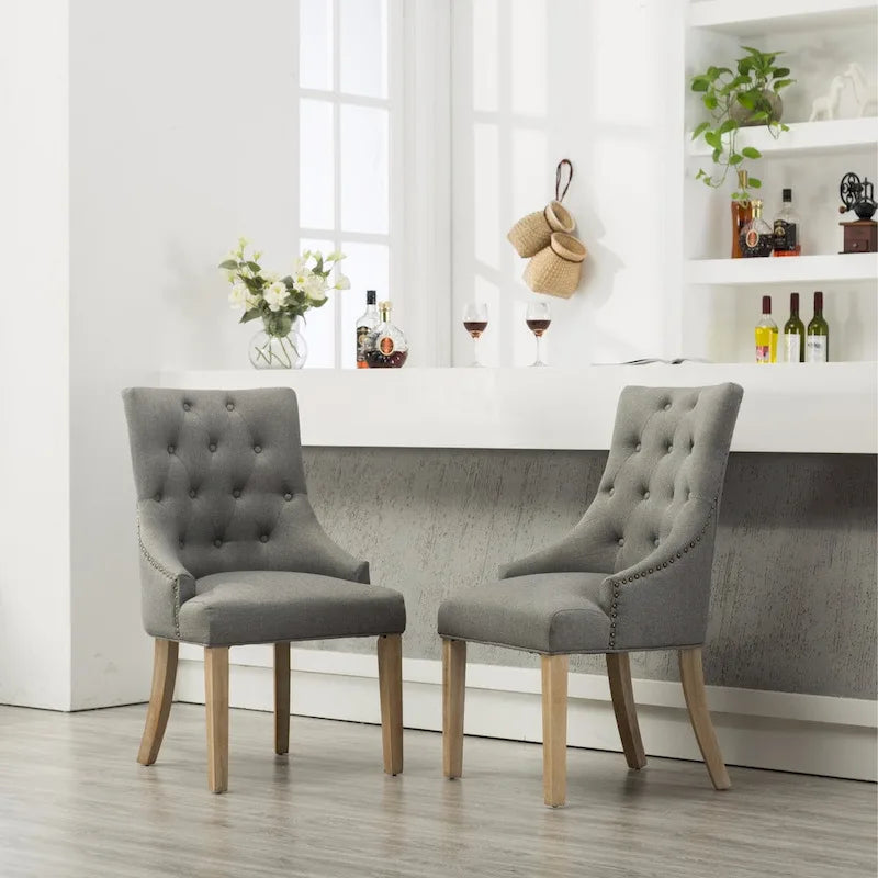 Sedie con schienale ad ala imbottite con borchie argentate in legno massello Roundhill Furniture (Set di 2)