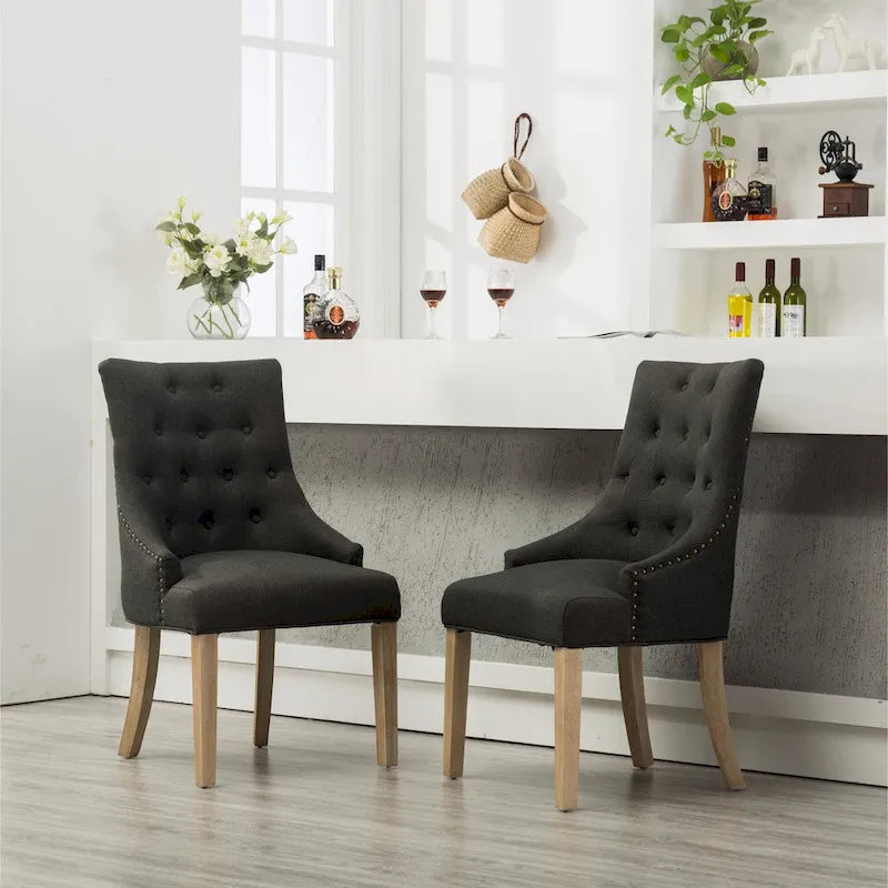 Sedie con schienale ad ala imbottite con borchie argentate in legno massello Roundhill Furniture (Set di 2)