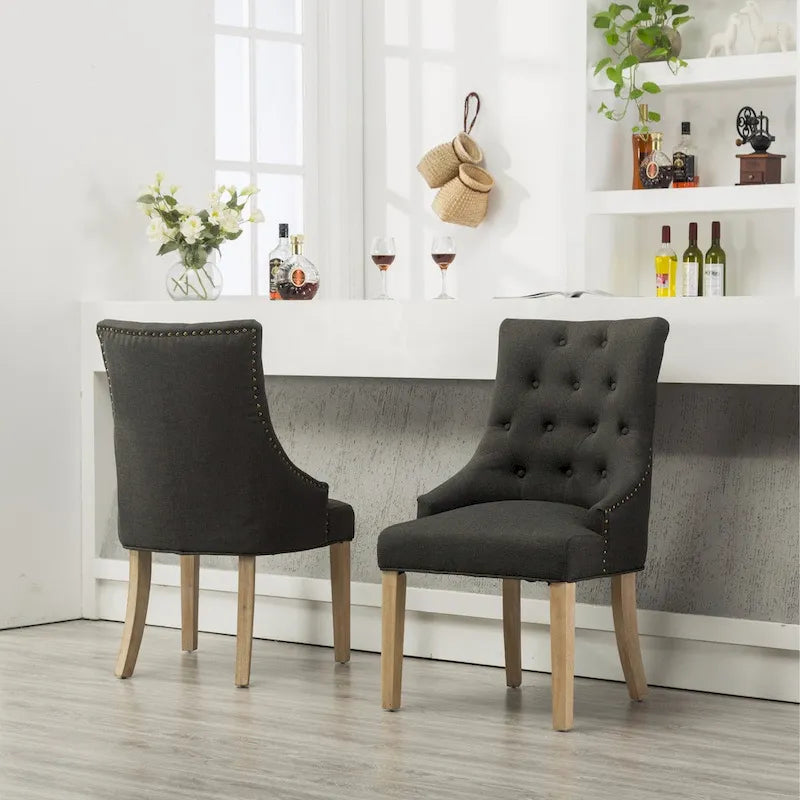 Sedie con schienale ad ala imbottite con borchie argentate in legno massello Roundhill Furniture (Set di 2)