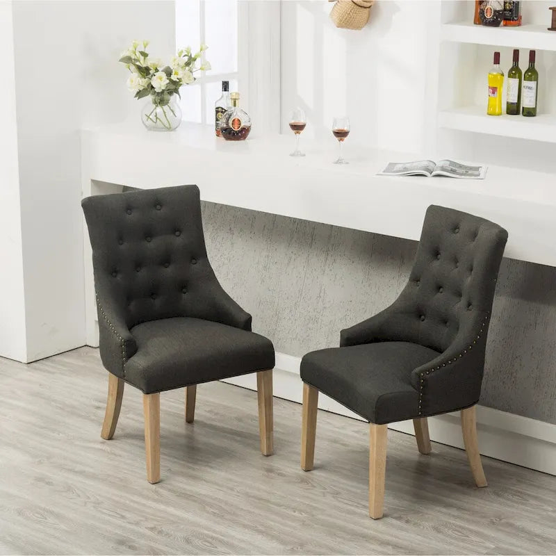 Sedie con schienale ad ala imbottite con borchie argentate in legno massello Roundhill Furniture (Set di 2)
