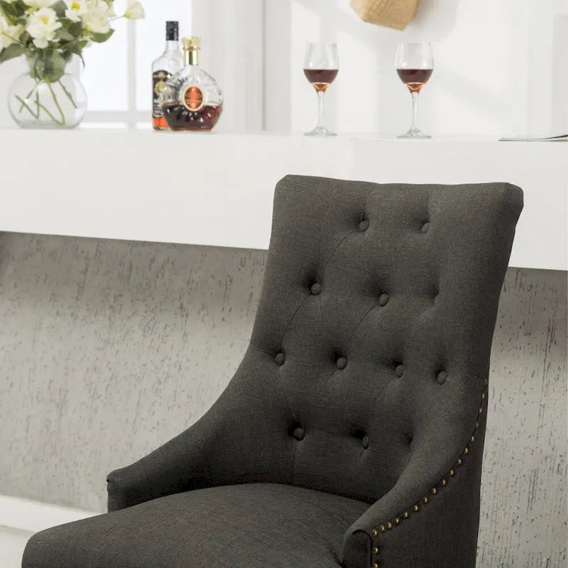 Sedie con schienale ad ala imbottite con borchie argentate in legno massello Roundhill Furniture (Set di 2)