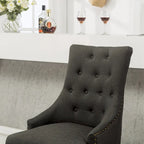 Sedie con schienale ad ala imbottite con borchie argentate in legno massello Roundhill Furniture (Set di 2)
