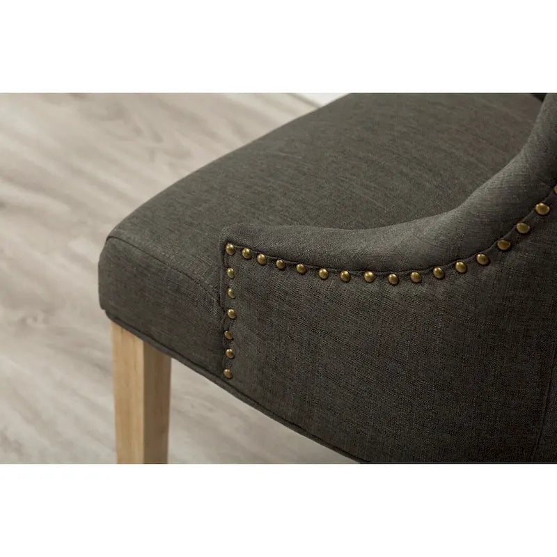 Sedie con schienale ad ala imbottite con borchie argentate in legno massello Roundhill Furniture (Set di 2)