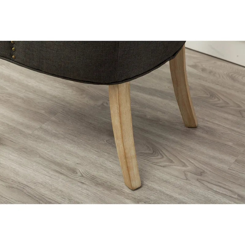 Sedie con schienale ad ala imbottite con borchie argentate in legno massello Roundhill Furniture (Set di 2)