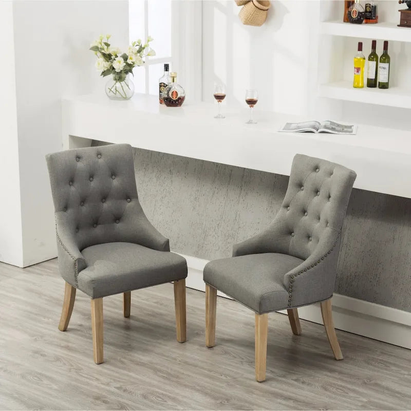 Sedie con schienale ad ala imbottite con borchie argentate in legno massello Roundhill Furniture (Set di 2)