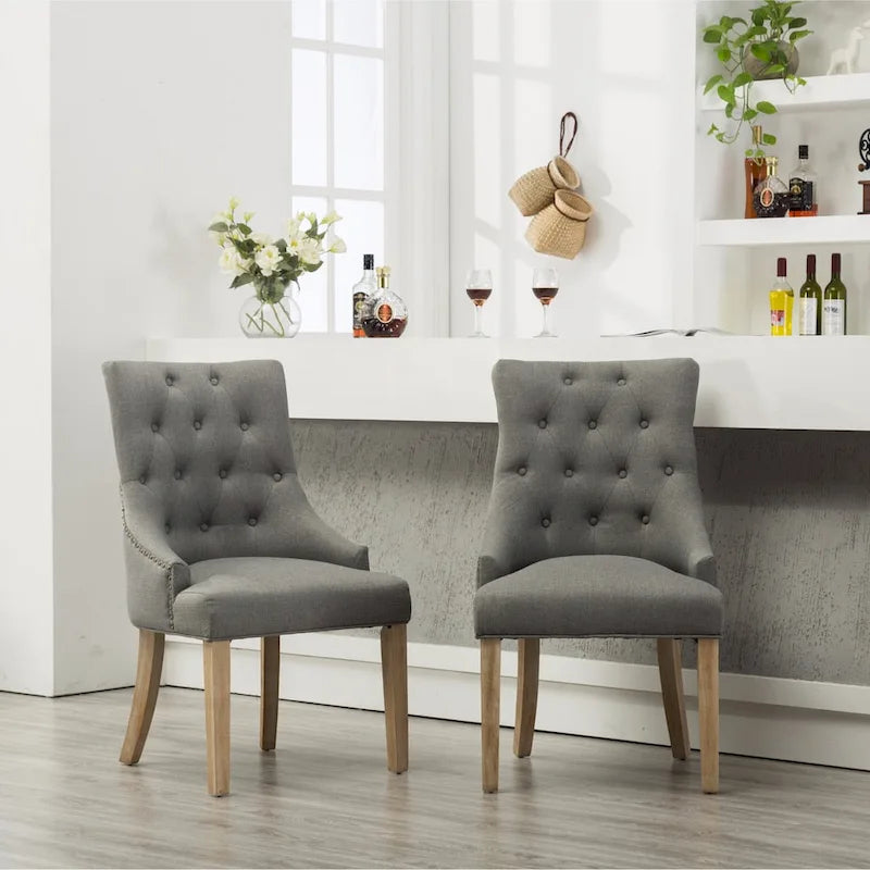 Sedie con schienale ad ala imbottite con borchie argentate in legno massello Roundhill Furniture (Set di 2)