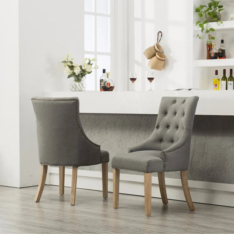 Sedie con schienale ad ala imbottite con borchie argentate in legno massello Roundhill Furniture (Set di 2)