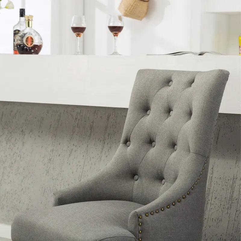 Sedie con schienale ad ala imbottite con borchie argentate in legno massello Roundhill Furniture (Set di 2)