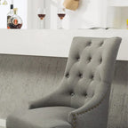 Sedie con schienale ad ala imbottite con borchie argentate in legno massello Roundhill Furniture (Set di 2)