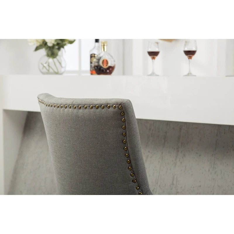 Sedie con schienale ad ala imbottite con borchie argentate in legno massello Roundhill Furniture (Set di 2)