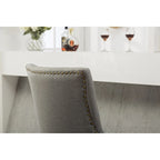 Sedie con schienale ad ala imbottite con borchie argentate in legno massello Roundhill Furniture (Set di 2)