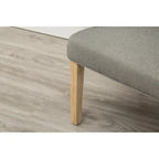 Sedie con schienale ad ala imbottite con borchie argentate in legno massello Roundhill Furniture (Set di 2)