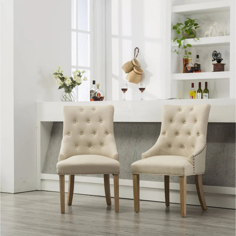 Sedie con schienale ad ala imbottite con borchie argentate in legno massello Roundhill Furniture (Set di 2)