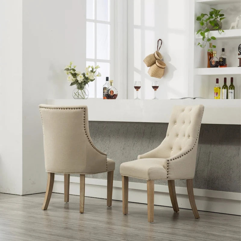 Sedie con schienale ad ala imbottite con borchie argentate in legno massello Roundhill Furniture (Set di 2)