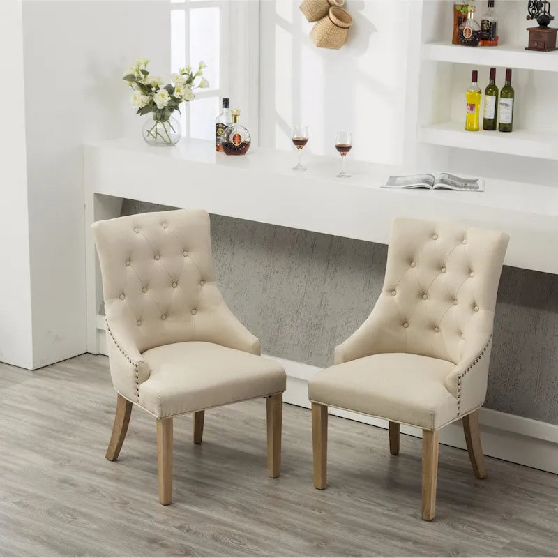 Sedie con schienale ad ala imbottite con borchie argentate in legno massello Roundhill Furniture (Set di 2)
