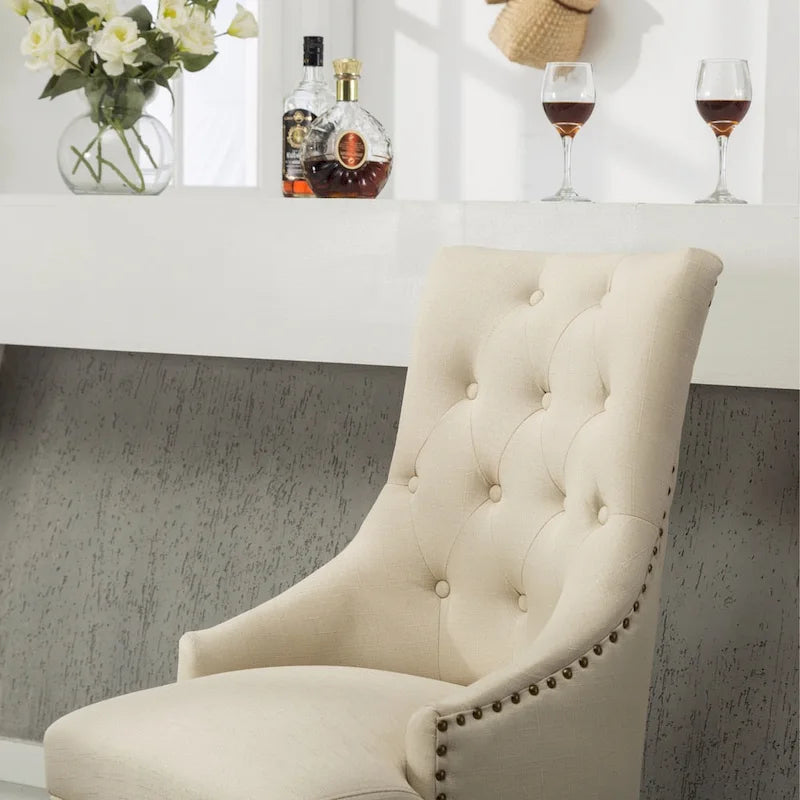 Sedie con schienale ad ala imbottite con borchie argentate in legno massello Roundhill Furniture (Set di 2)