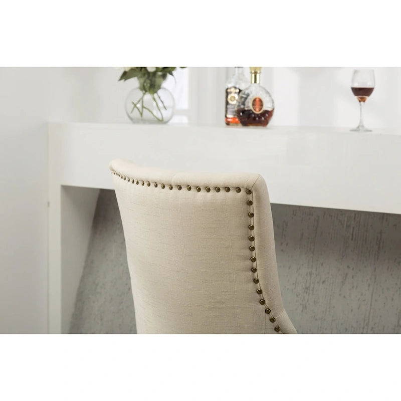 Sedie con schienale ad ala imbottite con borchie argentate in legno massello Roundhill Furniture (Set di 2)