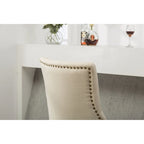 Sedie con schienale ad ala imbottite con borchie argentate in legno massello Roundhill Furniture (Set di 2)