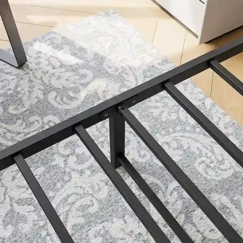 Struttura letto a piattaforma matrimoniale con testiera in legno, contenitore sotto il letto
