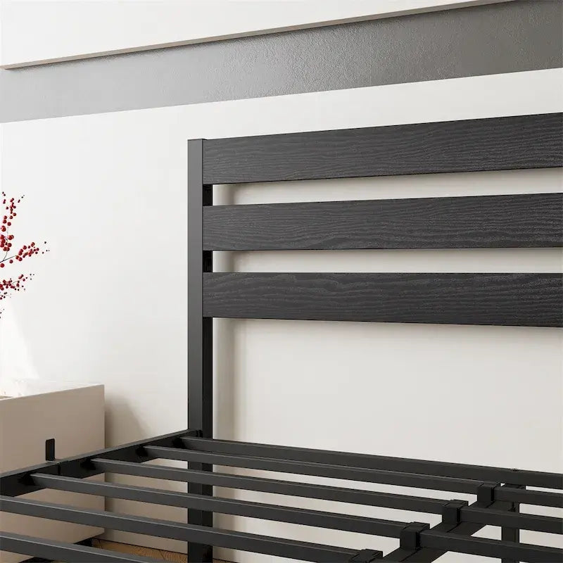 Struttura letto a piattaforma matrimoniale con testiera in legno, contenitore sotto il letto