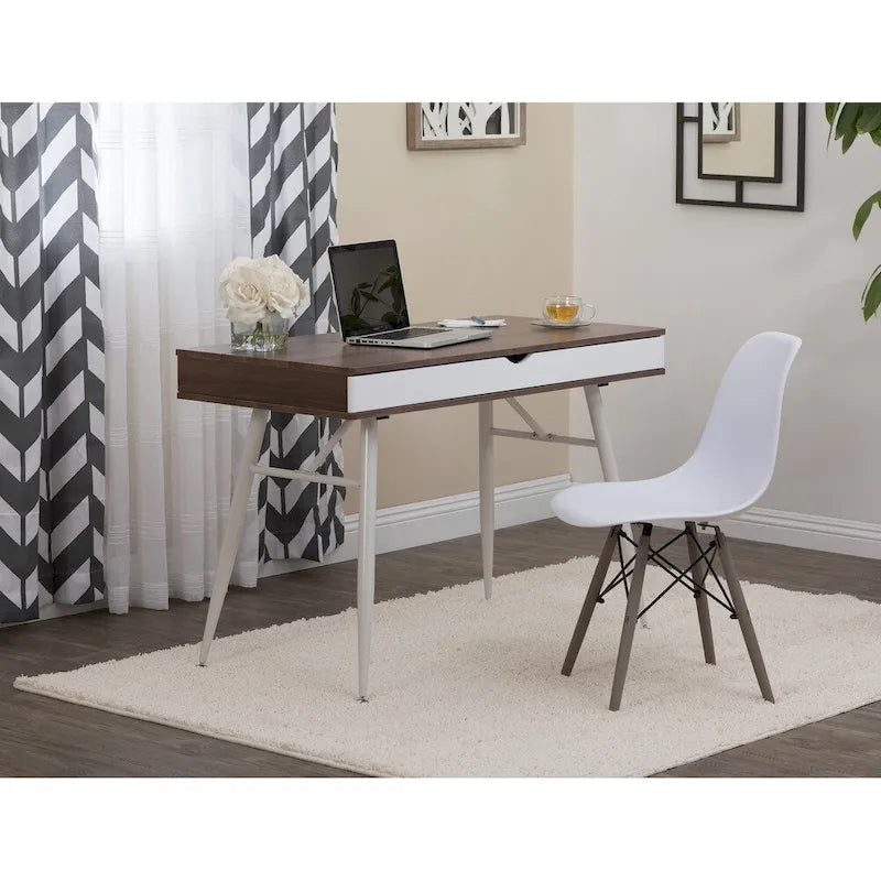 Scrivania moderna Alcove di Calico Designs con ampio cassetto diviso