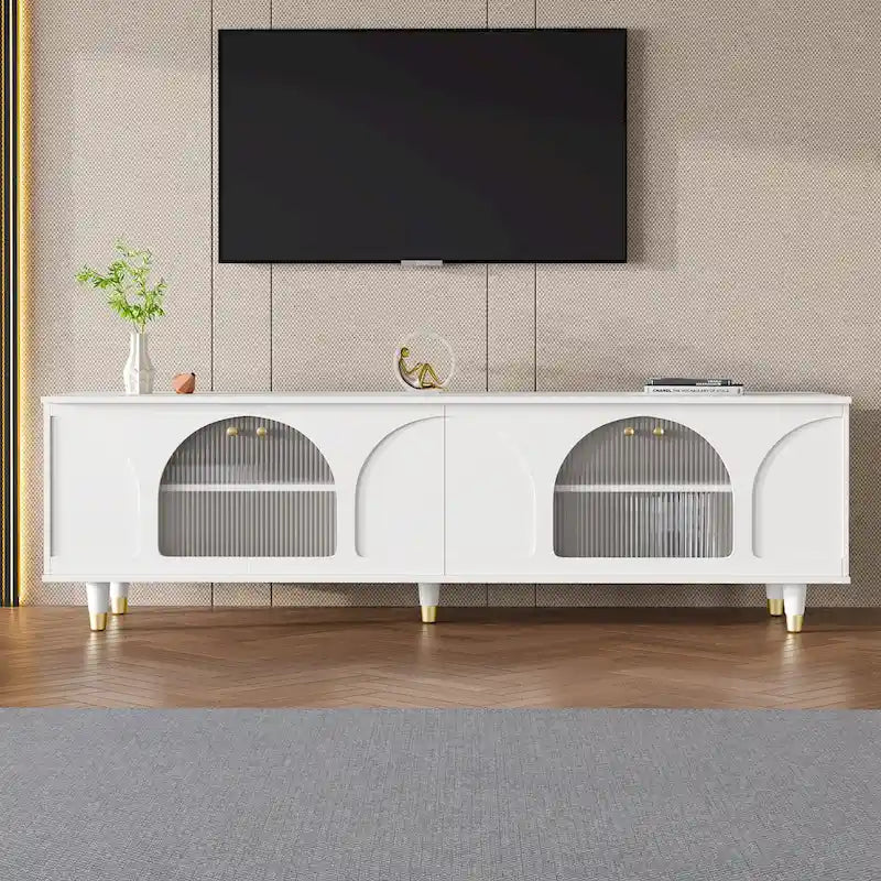 Elegante mobile multimediale con maniglie dorate e ante in vetro scanalato ad arco